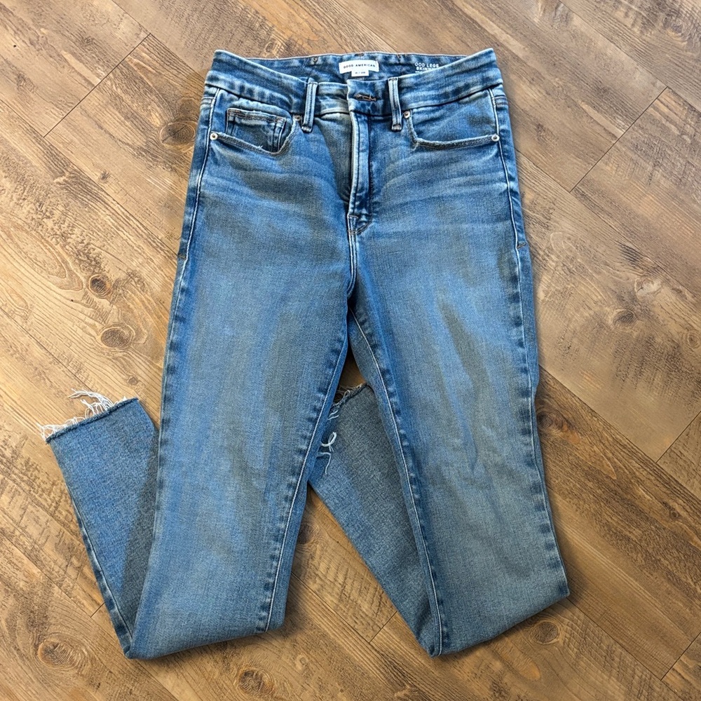 Good American Cropped High-Rise Skinny Jeans in Light Blue Wash